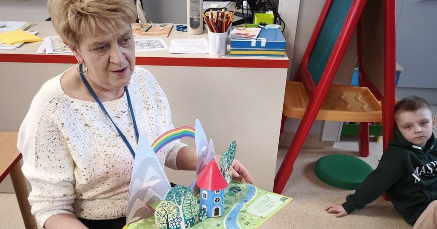 ZACZYNAJĄ PRZYGODĘ Z KSIĄŻKAMI!